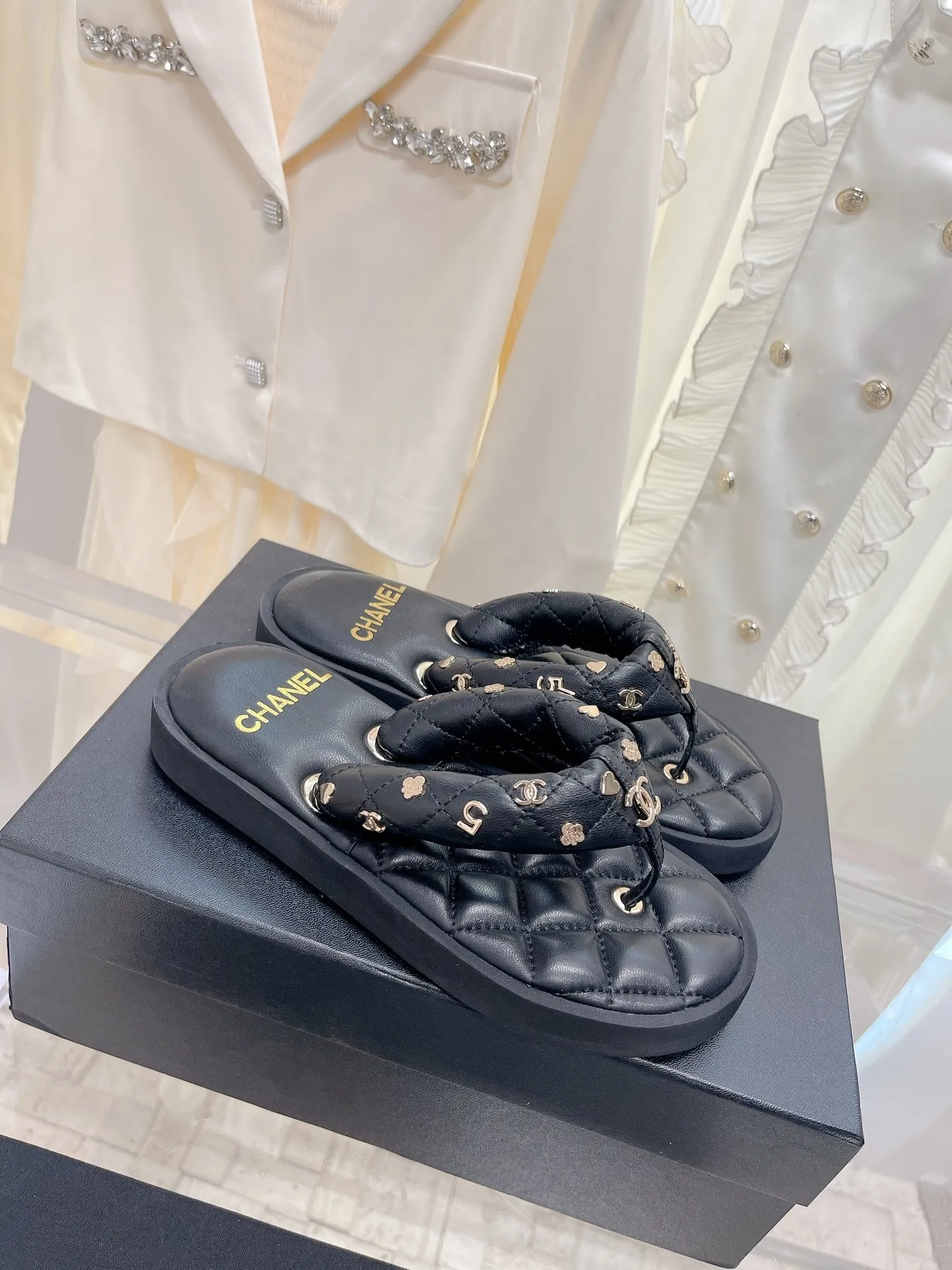 P440👟👟 𝗖𝗛𝗔𝗡𝗘𝗟The latest flip-flop slippers. Exclusive supply of top quality, beautiful on the feet💃💃This style is so popular! Original customized sheepskin material Original film TPU bottom 35-39 [40/41 customized]